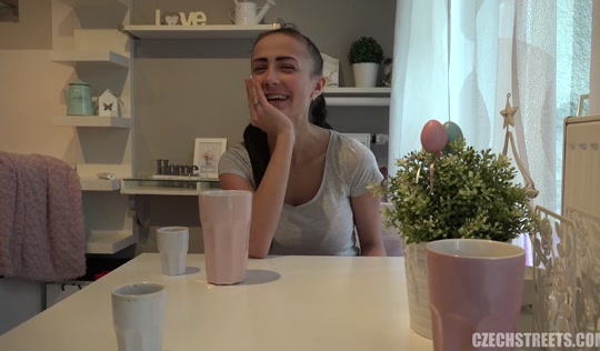 Юная красотка растопырила джентльмену тугую писеньку