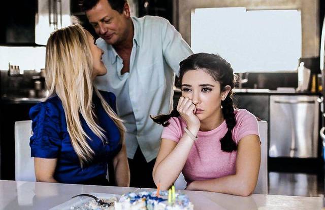 Мамка с папкой учат девицу трахаться и обслуживать мужской член