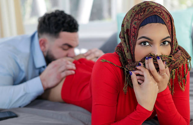 Мусульманка отлично ласкает член бородатого сына нежным ротиком