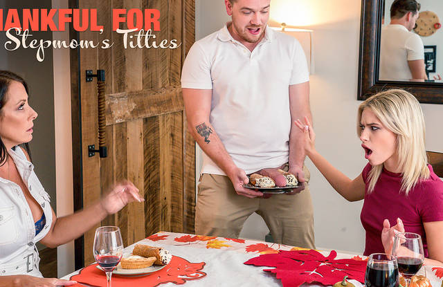 Парень трахнул на кухне мать и сестренку огромным гладким членом