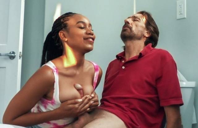 Проказница застала отчима мастурбирующим в туалете