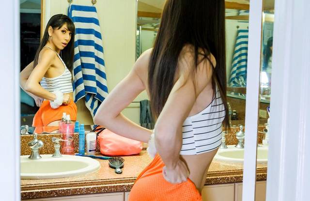 Интим с красивой падчерицей в туалетной комнате