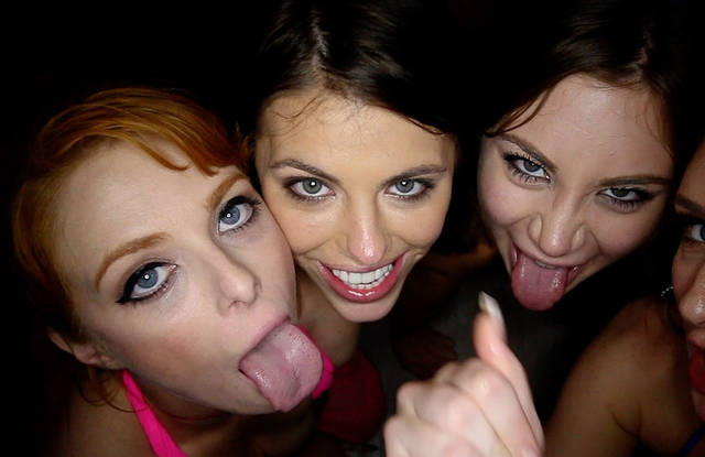 Девочки на позитиве делают минет на корпоративе