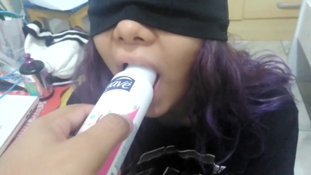 Мелкая с завязанными глазами не знала, что будет сосать