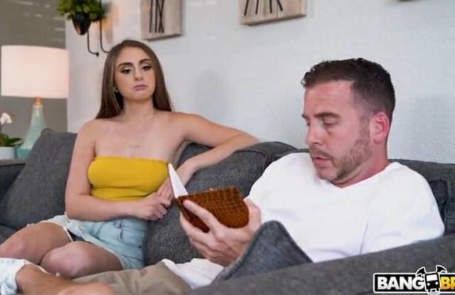 Мужик не ожидал, что доча-отличница покажет сиськи и отсосет