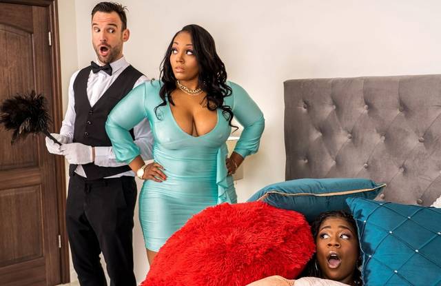 Белому чуваку пришлось долбить двух негритянок