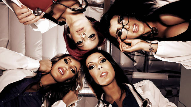 Четыре медсестры нежно сосут мускулистому пациенту толстый фаллос